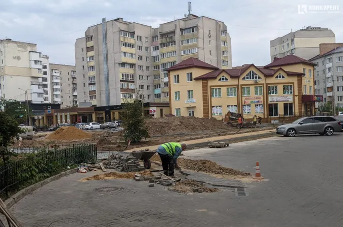 Як просувається будівництво скверу біля луцької школи № 26 (фото)