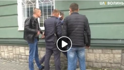 Дістав з кишені і проковтнув: у центрі Луцька затримали чоловіка з наркотиками (відео)
