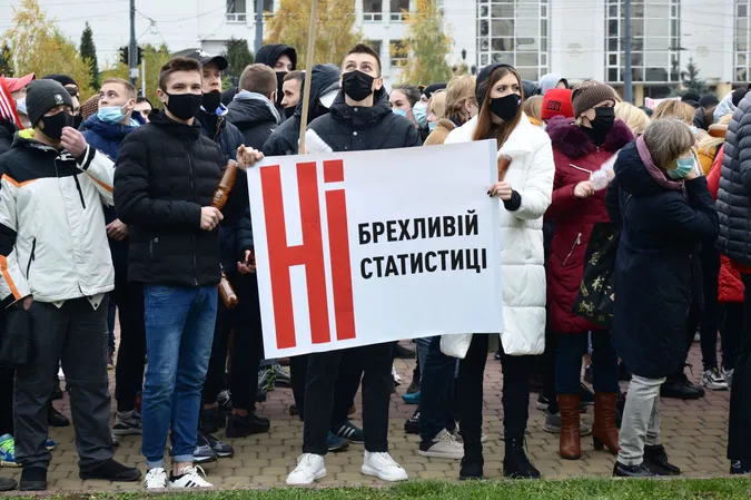«Ми не втечемо від коронавірусу», – головний медик про масові акції у Луцьку