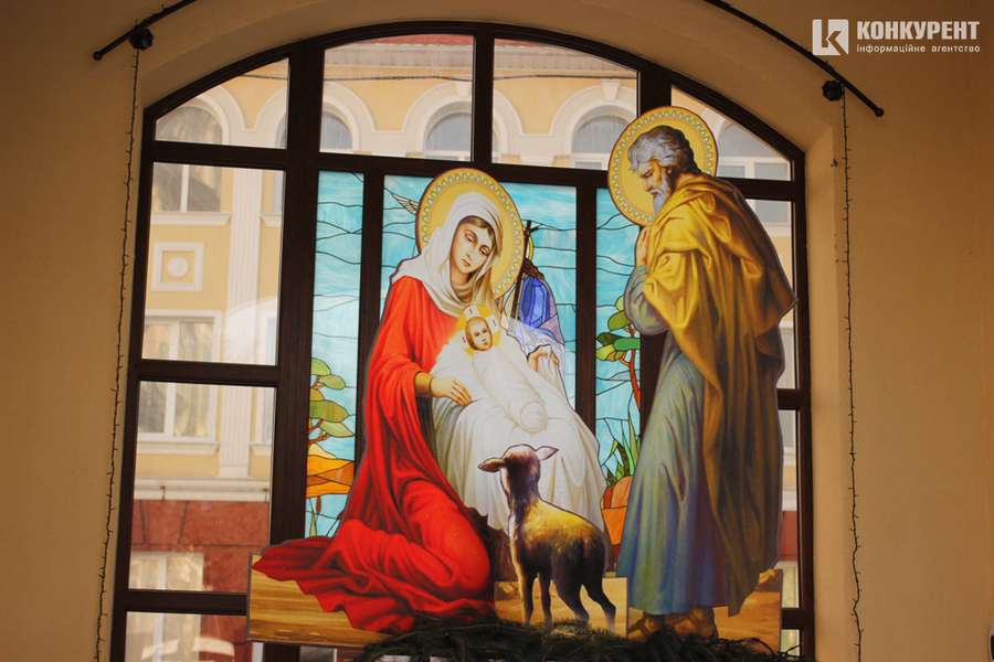 Ялинка буде у січні: як прикрашають Свято-Троїцький собор у Луцьку (фото)