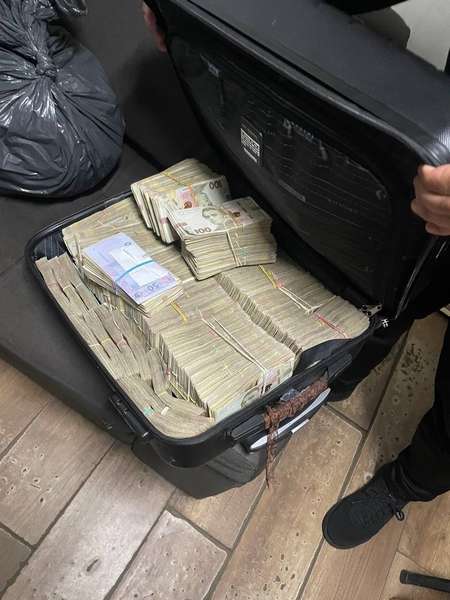 Гроші – валізами: через «Устилуг» намагалися провезти понад два мільйони гривень (фото, відео)