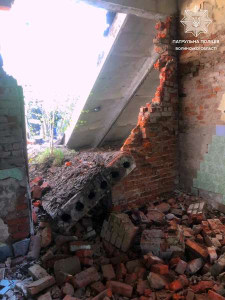 Впала бетонна плита: у Луцьку травмувалися діти, які гралися у закинутій будівлі (фото)