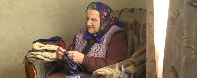 Волинянка в'яже теплі шкарпетки і передає солдатам на передову