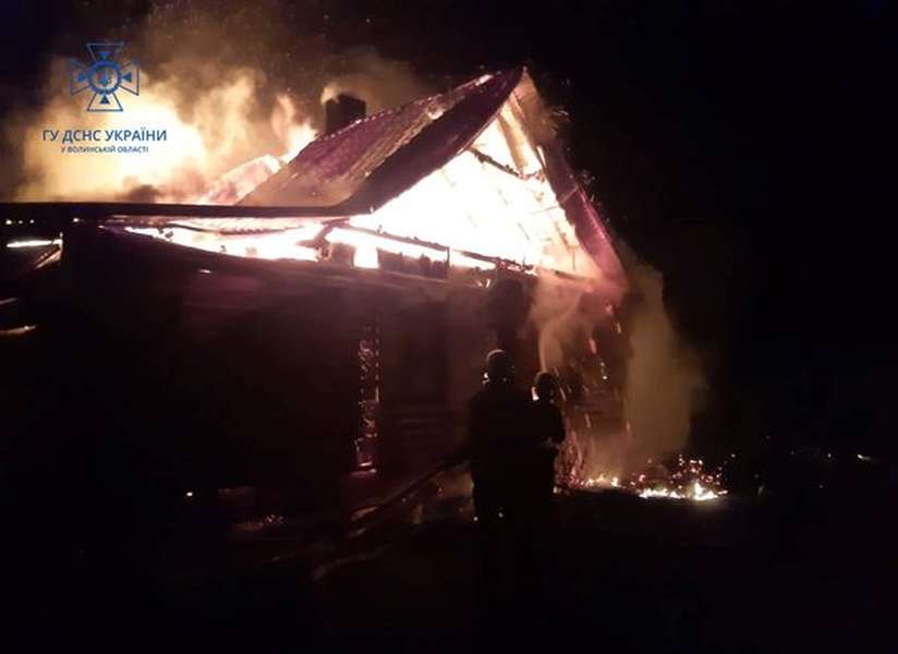 Коротке замикання: на Волині три години гасили вогонь у дерев'яному будинку (фото)