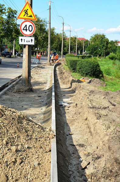 Уздовж вулиці Глушець у Луцьку облаштують парковку (фото)