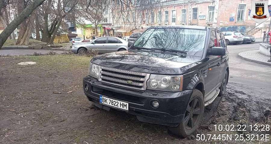 У Луцьку муніципали оштрафували водія Land Rover за знищений газон (фото, відео)