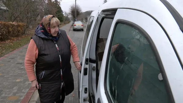 «Син купив машину. Його забрали на війну»: на Волині 67-річна жінка навчилась водити авто (фото, відео)