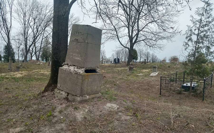 На знак подяки: на Волині і на Рівненщині українці прибирають польські кладовища (фото)