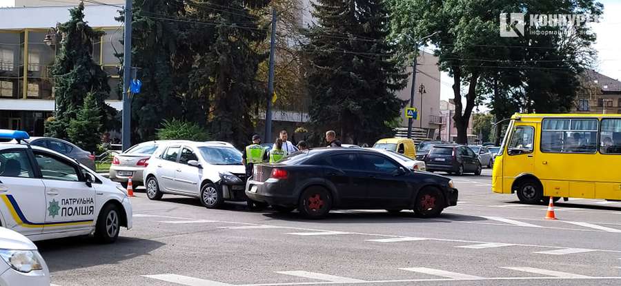 У центрі Луцька – аварія: рух ускладнений (фото)