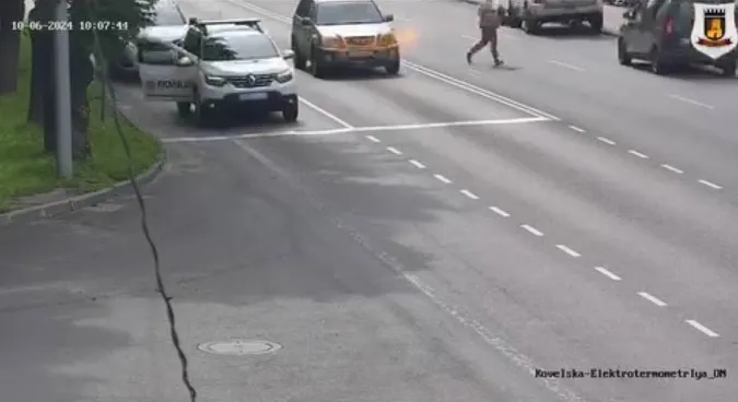 Водійка «вилетіла» з авто: показали момент загоряння Chery у Луцьку на Ковельській (відео)