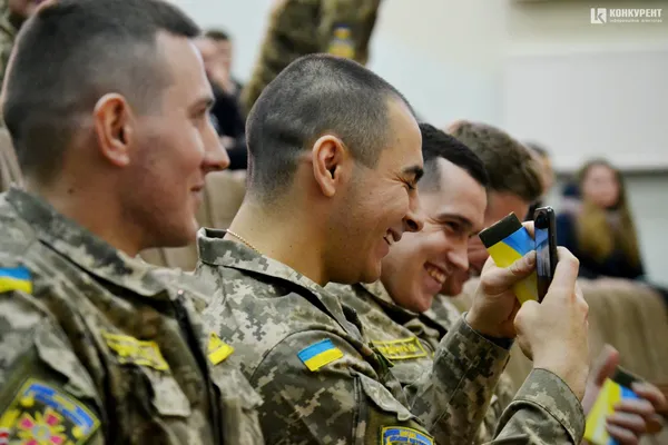 У Луцькому НТУ вручили погони молодшим лейтенантам (фото)