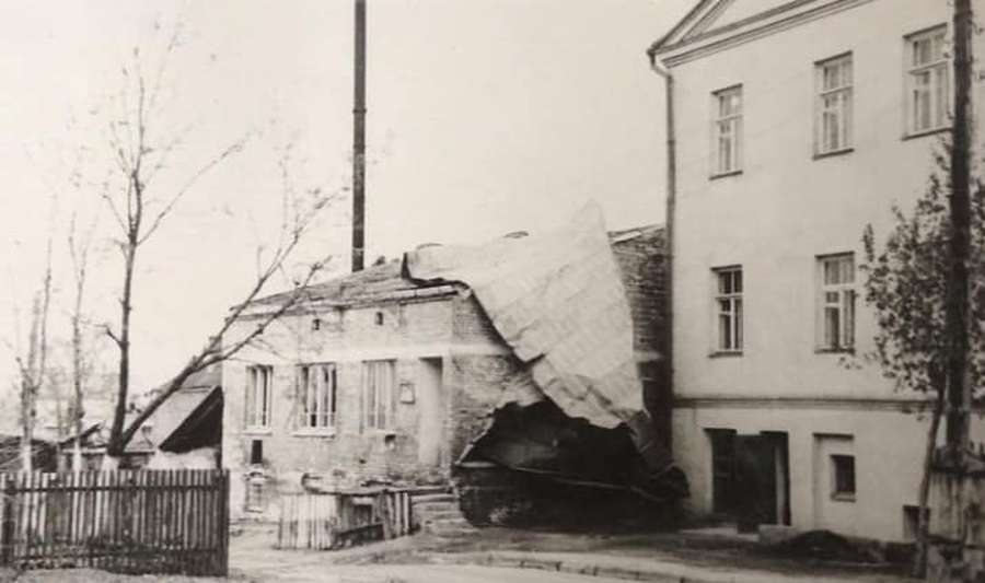 Зірвані дахи, повалені дерева: наслідки нищівного буревію у Луцьку (ретрофото)