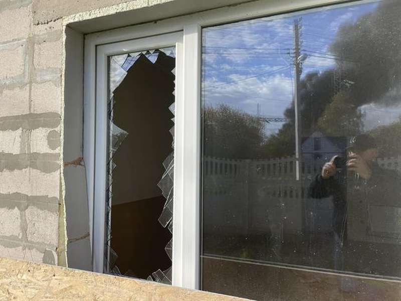 Тільки зробили ремонт: ударна хвиля та уламки ракети пошкодили будинок у Луцьку (фото, відео)