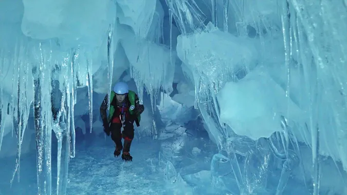 Українські полярники віднайшли «загублену» льодовикову печеру в Антарктиді (фото)