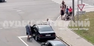 У Луцьку водій на «мерсі» погрожував пішоходу битою (відео)