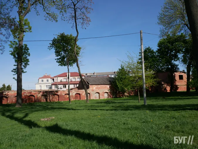 У центрі Володимира зникають давні мури (фото)