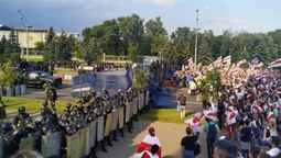У центр Мінська стягнули спецтехніку й автозаки: багатолюдний мітинг проти Лукашенка (ФОТО)