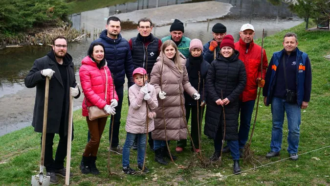 У луцькому «Сіті Парку» висадили понад 30 дерев (фото)