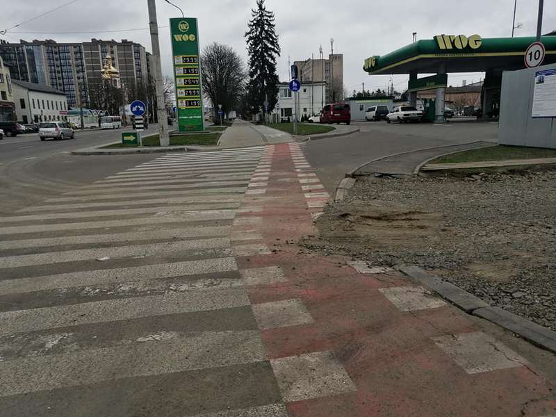 У Луцьку на Рівненській знищили велодоріжку (фотофакт)