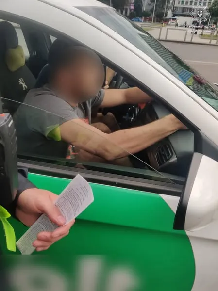Суперкомбо: у Луцьку зловили водія під кайфом «без прав», зате з наркотиками (фото)