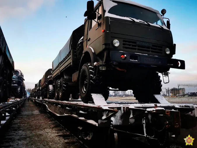 До Білорусі прибув новий ешелон із російською технікою (фото, відео)