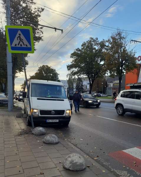 У Луцьку сталась аварія біля меморіалу: бус влетів у знак (фото)
