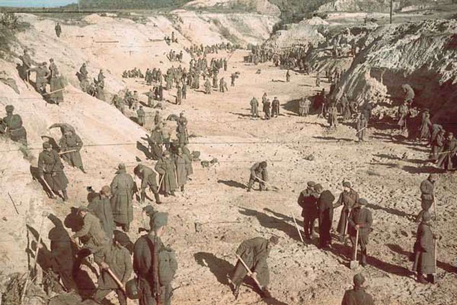 Військовополонені засипають землею ділянку Бабиного Яру, де лежать розстріляні євреї.