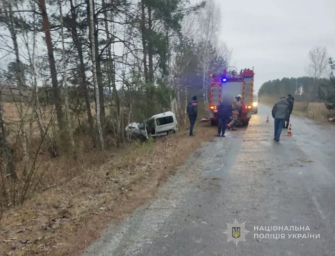 На Волині – смертельна ДТП: водій злетів з дороги і врізався в дерево (фото)