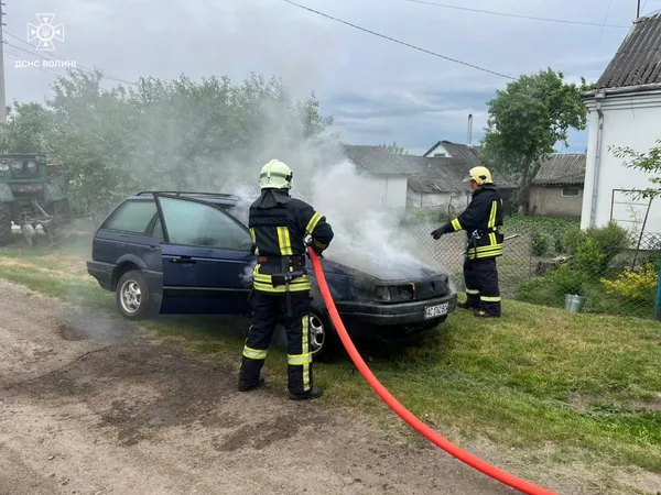 У Володимирі посеред вулиці загорівся легковик (фото)
