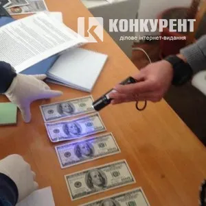 Керівника медустанови Луцька зловили на хабарі