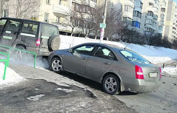 У Луцьку водіїв просять не залишати автомобілі вздовж дороги