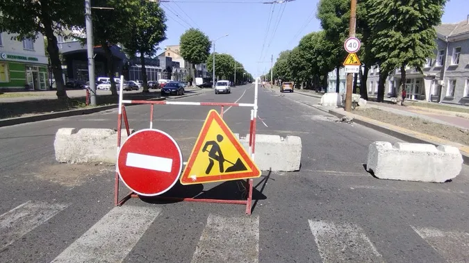 Коли відновлять рух транспорту на проспекті Волі (відео)