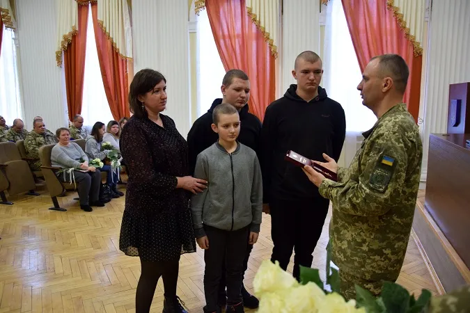 У Луцьку рідним загиблих прикордонників вручили їхні нагороди (фото)