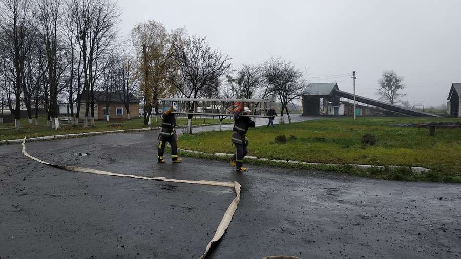 Було сильне задимлення: на Маневицькому торфозаводі «гасили» пожежу (фото)