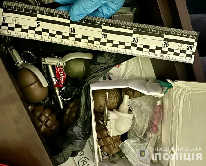 У Луцькому районі в хаті дебошира знайшли дев'ять гранат (фото)