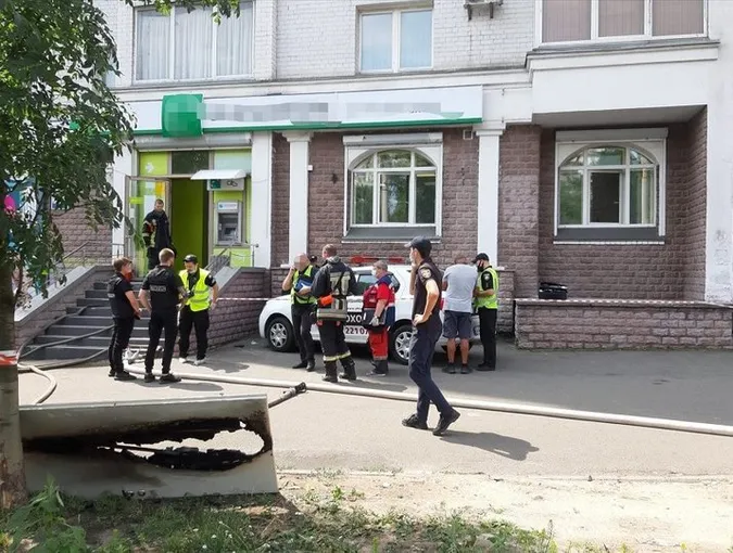 Жінка пограбувала відділення банку з іграшковим пістолетом (фото, відео)