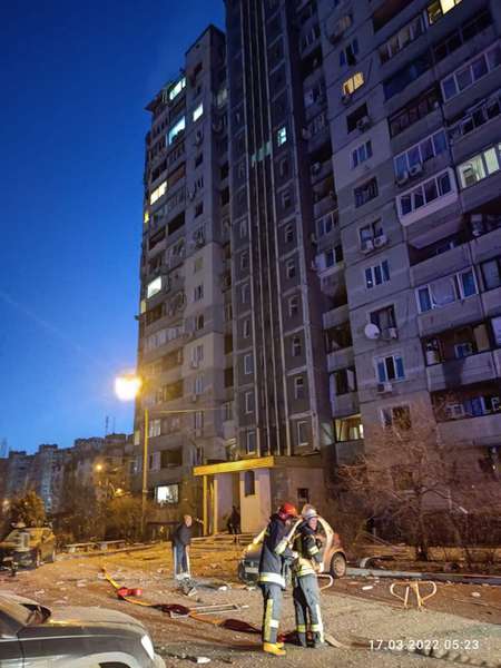 У Києві збита ракета впала на багатоповерхівку: загинула людина (фото, відео)