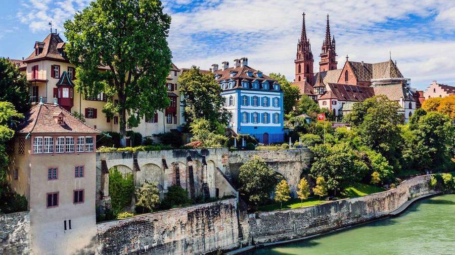 Базель заснований на берегах Рейну близько 2000 років тому