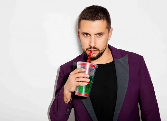 Кіндери, ігрова приставка та віскі: що у райдері МОНАТИКА