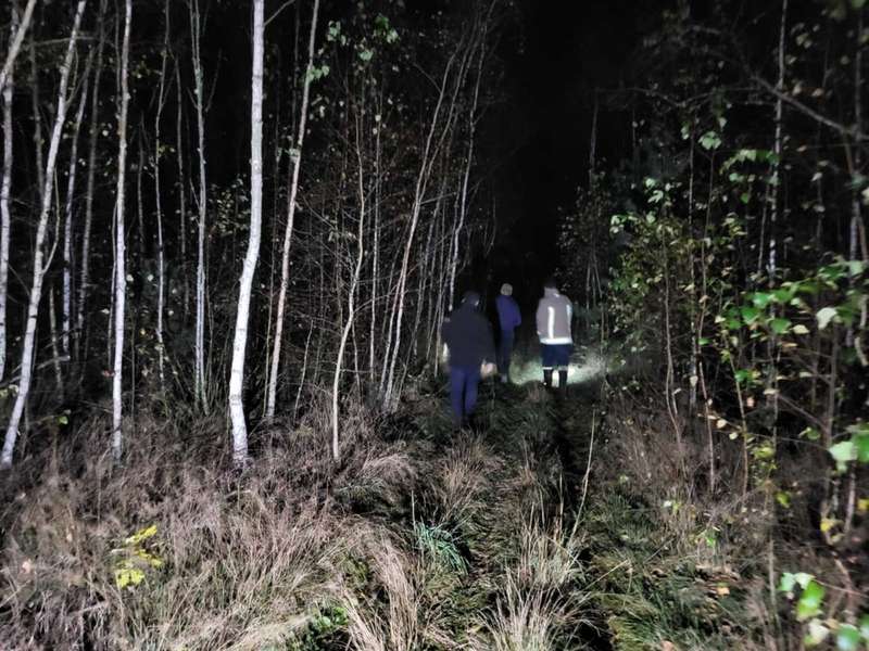На Волині пів ночі шукали чоловіка, який заблукав у лісі (фото)
