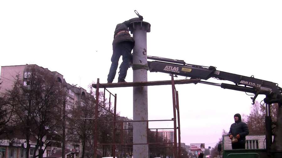 У Луцьку демонтують 25 старих білбордів (фото, відео)