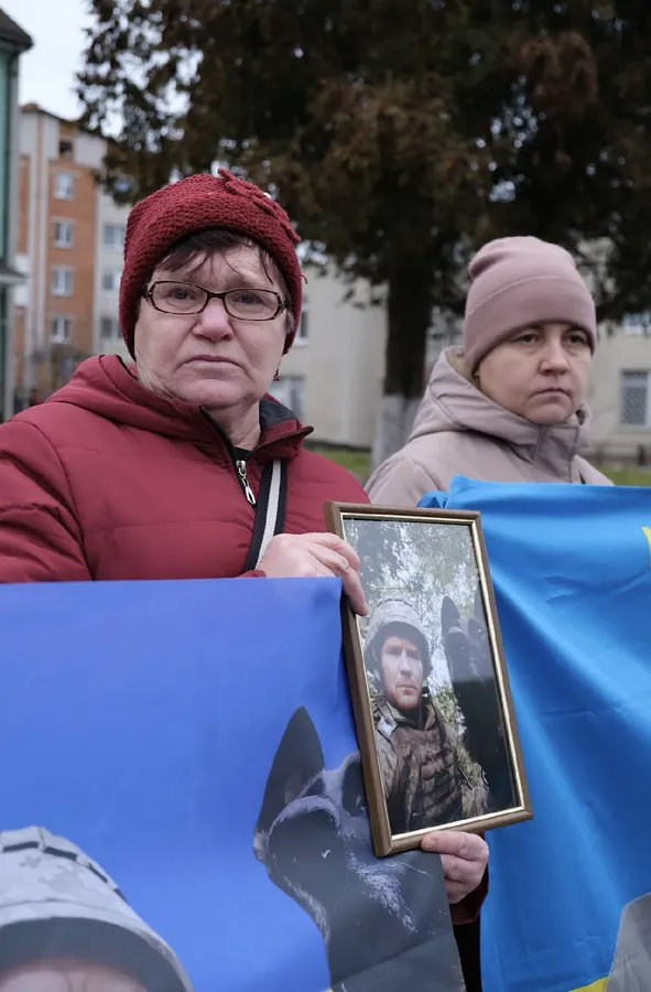 Десятки людей з прапорами та гаслами: у Володимирі вийшли на мирну акцію (фото)