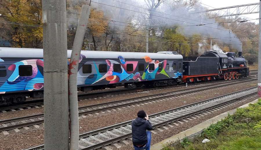 Лучанин креативно розмалював вагон поїзда Укрзалізниці (фото)