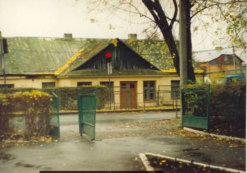 Старе приміщення Кучкарівської початкової школи. 2000 рік