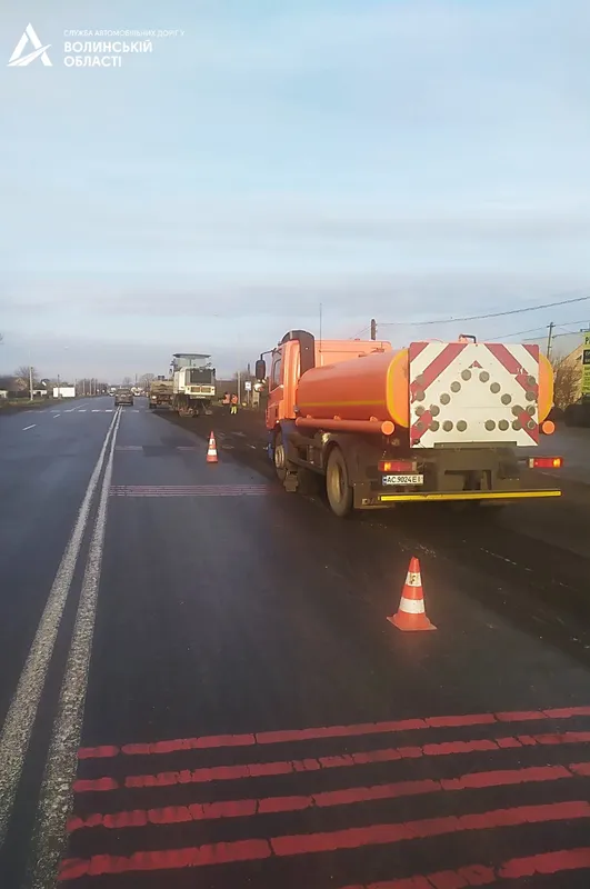 Поки дозволяє погода: на Волині «латають» важливі дороги (фото)