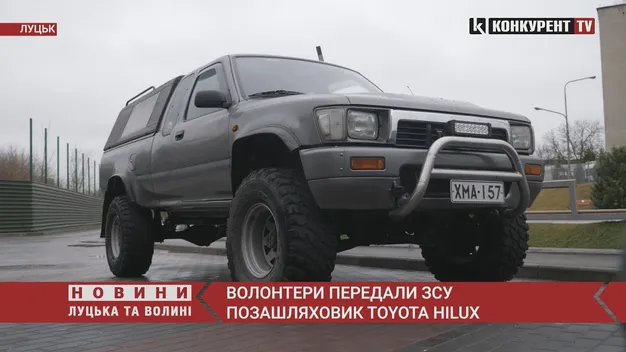 Позашляховик для ЗСУ: у Луцьку волонтери передали авто військовим (фото, відео)