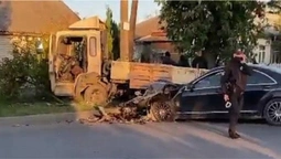 ДТП у Ковелі: Mercedes врізався у вантажівку (відео)