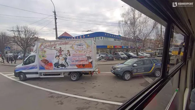 В автобуса – розбите скло: у Луцьку вантажівка зайняла не ту смугу (фото)