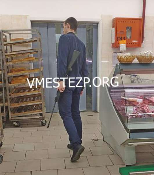 У супермаркеті в Запоріжжі чоловік влаштував стрілянину з гвинтівки (фото)