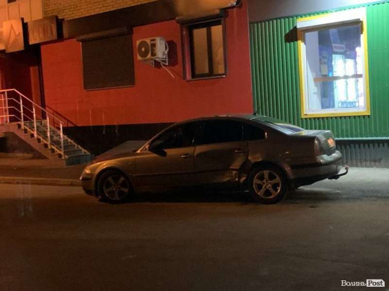 У Луцьку Lexus протаранив припарковані авто (фото, відео)